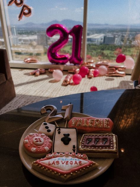 21st Birthday Outfits Brunch, 21 Birthday Vegas Outfit, 21st Birthday Plans Ideas, 21st Birthday Outfits Las Vegas, Vegas Outfit Ideas 21st Birthday, 21 Birthday Vacation Ideas, Birthday Trip Decorations, 21st Birthday Travel Ideas, Vegas Bday Party Ideas