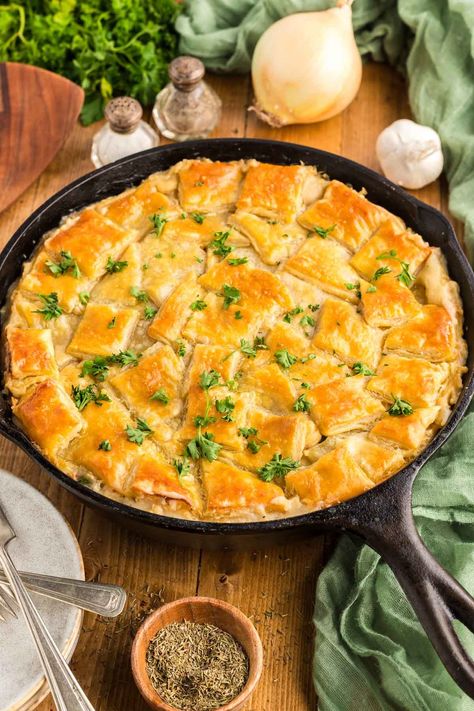 Puff Pastry Chicken Pot Pie - Soulfully Made Skillet Chicken Pot Pie With Puff Pastry, Chicken Pot Pie With Puff Pastry, Chicken Pie Puff Pastry, Chicken Pie Crust, Creamy Chicken Pot Pie Recipe, Chicken Pot Pie Crust, Philo Dough, Puff Pastry Chicken, Chicken Puffs