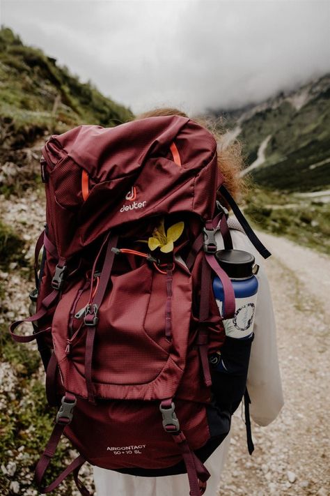 Brides with hiking backpacks! Wedding wear and hiking gear is my favourite aesthetic. Hicking Outfits Aesthetic, Hiking Bag Aesthetic, Hiking Backpack Aesthetic, Back Packing Aesthetic, Travel Backpack Aesthetic, Backpacker Aesthetic, Trekking Photos, Hike Aesthetic, Favourite Aesthetic