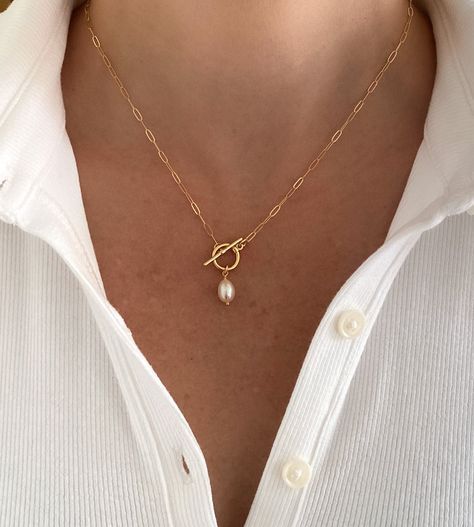 Toggle Necklace, Necklace Pearl, Jewelry Lookbook, Gold Filled Jewelry, Dainty Necklace, Natural Pearls, Gold Plated Jewelry, Pearl Pendant, Jewelry Plate