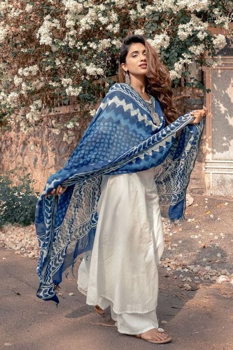 Indigo Dupatta, Indian Dress Up, Bio Fashion, Traditional Indian Dress, Casual Indian Fashion, Desi Fashion Casual, Salwar Kamiz, Traditional Indian Outfits, Kurti Designs Party Wear