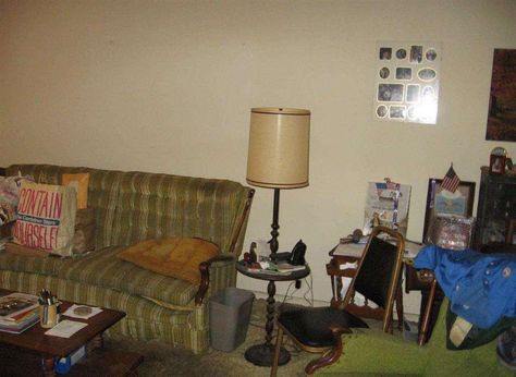 Grungy Living Room, Trashy House Aesthetic, Liminal Space Living Room, 90s Couch Living Rooms, Early 2000s Living Room, 90s Couch Aesthetic, 90’s Living Room, Messy Living Room, Old Living Room