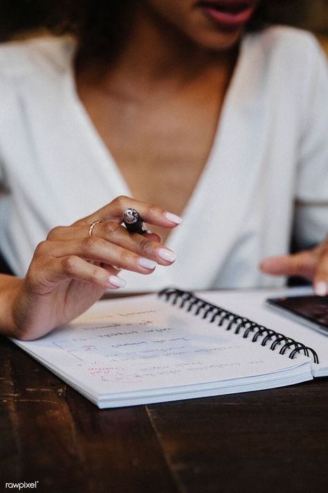 Woman Writing, Image Zen, Brand Photography Inspiration, Business Photoshoot, Branding Photoshoot Inspiration, Personal Branding Photoshoot, Women Writing, Business Portrait, Business Photos