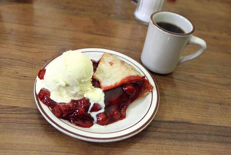 Twin Peaks to Make a Comeback, and We’re on the Hunt for Damn Good Cherry Pie in the Meantime Breakfast Diner, Breakfast In America, Pops Restaurant, Pie A La Mode, California Food, Diner Recipes, Biscuits And Gravy, Classic Dishes, Cherry Pie