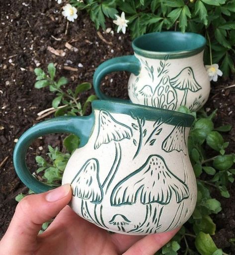 Ceramic Design Painting, Pottery Ideas Cups Mugs, Mug Painting Ideas Mushroom, Pottery Painting Mushroom Design, Pottery Inspiration Aesthetic, Self Painted Pottery Ideas, Mug Pottery Designs, Mug Designs Pottery, Cool Mug Designs Ceramics