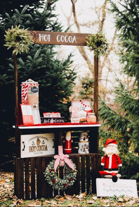 Hot Chocolate Booth Ideas, Christmas Tree Lot Decorating Ideas, Diy Hot Chocolate Stand, Christmas Booth Decorating Ideas, Hot Cocoa Stand Diy, Hot Cocoa Stand Photography, Diy Hot Cocoa Stand, Christmas Street Decorations, Farm Christmas Decor