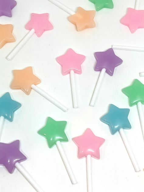 ♥ Sweet star pastel lollipops. These cute lollipops are dollhouse sized ♥ Made of resin ♥ Dimensions: 45mm long X 20mm Pastel Lovecore, Mabel Juice, Lollipop Aesthetic, Pastel Lollipop, Pastel Kidcore, Candy Drawing, Star Core, Kawaii Sweets, Fake Candy