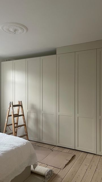 Bedroom Inspirations Built In Wardrobes, Ikea Hack Linen Closet, Ikea Wardrobe Wall, Deep Wardrobe Ideas, Box Bedroom Designs, Built In Wardrobe Colour Ideas, Hidden Wardrobe Wall, Tiny Bedroom Closet Ideas, Full Wall Wardrobe Bedroom Ideas