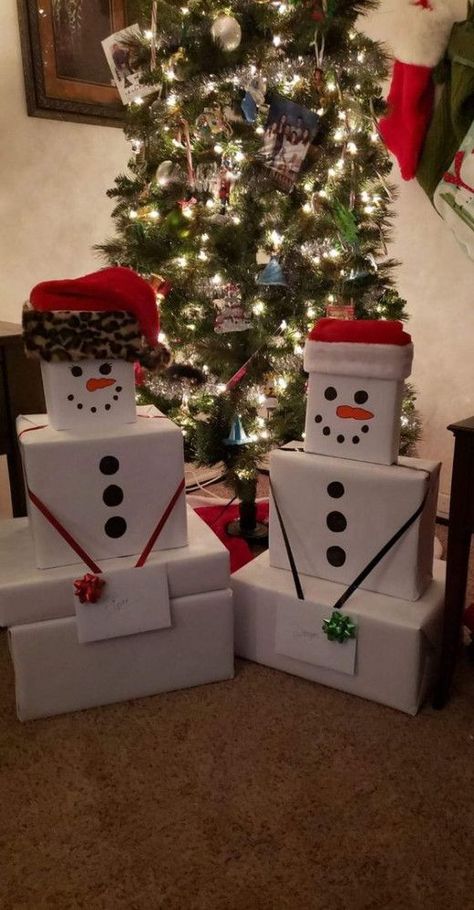 Gift Tower Ideas, Unique Gift Wrapping Ideas Birthdays, Snowman Gift Tower, Diy Snowman Gifts, Unique Gift Wrapping Christmas, Unique Gift Wrapping Ideas, Christmas Boxes Decoration, Christmas Wrapping Diy, Gift Towers