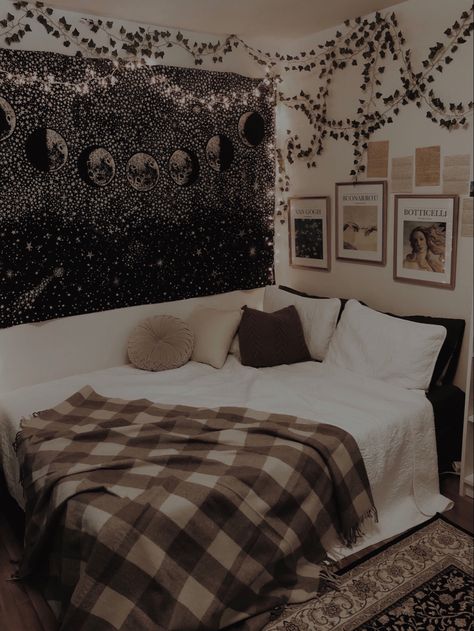 Dark Teenage Bedroom, Dark Dorm Room Ideas, Dark Academia Room Ideas Bedrooms, Dark Room Aesthetic Black, Dark Dorm Room, Room Ideas Dark Academia, Dark Academia Dorm Room, Dark Dorm Room Aesthetic, Dark And Cozy Bedroom