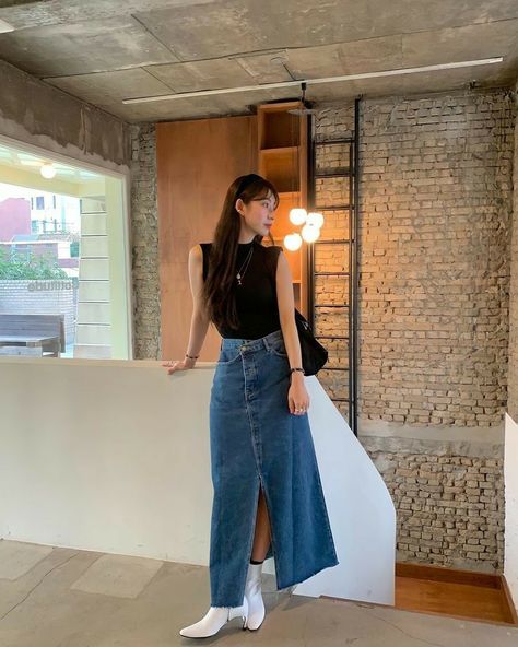 Denim Midi Skirt Outfit Korean, Korean Denim Skirt, Midi Skirt Outfit Aesthetic, Denim Pencil Skirt Outfit, Long Jean Skirt Outfits, Denim Midi Skirt Outfit, Skirt Outfits Aesthetic, Denim Skirt Outfit, Moda Aesthetic