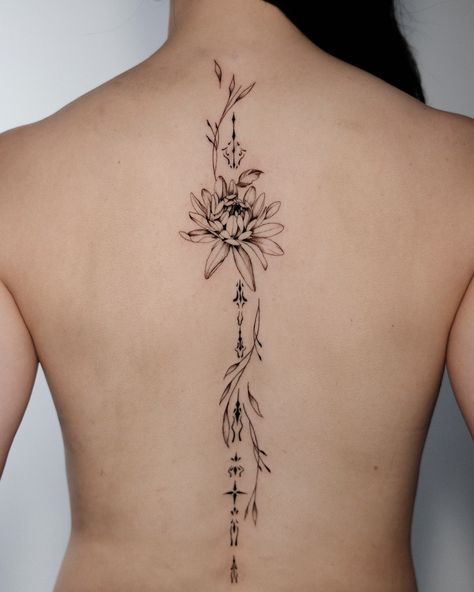 delicate spine tattoo by @arova.tattoo ✨ booking via link in our bio 🫶🏽 • • • • • #fineline #tattoo #finelinetattoo #hamburgtattoostudio #apartmentviersechs #hamburg #tattoostudio #tattooinspo #spinetattoo #tattoos #flowertattoo Dna Spine Tattoo, Delicate Spine Tattoo, Fineline Tattoo, Female Drawing, Medusa Tattoo, Latest Tattoos, Spine Tattoo, Fine Line Tattoos, Forearm Tattoo