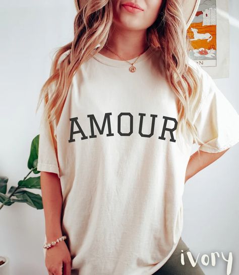 Amour Shirt Love Shirt French T-shirt Comfort Colors Shirt - Etsy Custom Team Shirts, Fur Mama Shirt, Softball Mom Shirts, Gift For Aunt, Auntie Shirts, Aunt Shirts, Positive Shirt, Trendy Mom, Pregnancy Announcement Shirt