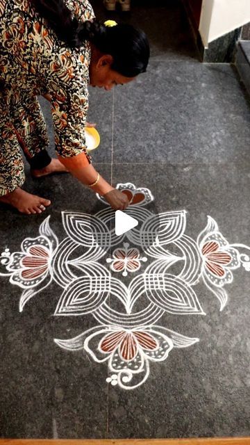 Traditional Rangoli, Easy Rangoli Designs Diwali, Festival Rangoli, Padi Kolam, Sari Blouse Designs, Rangoli Designs Diwali, Rangoli Kolam, Beautiful Rangoli, Devotional Songs