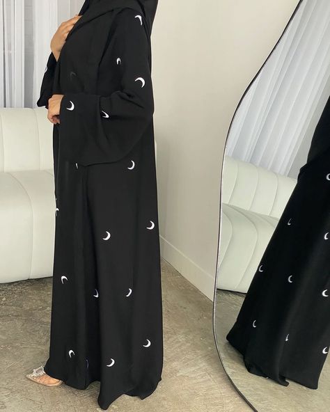 Beautiful Moon Embroidery Abaya With Hidden Button And Moon Embroidery Work Black Hijab 😍 Size Available - 50, 52, 54, 56, 58 Material- Premium Nida Fabric💯💓 Price - DM💫 . @azisha.in @azisha.in @azisha.in . . #azisha #trending #luxurylifestyle #luxuryaffordable #dubaiabayas #abayafashion #abayacollection #abayadubai #abayastyle #hijabfashion #hijabstyle #modestclothing #modestfashion #modestyfashion #explore #indianmuslims #muslimsoftheworld #fyp #fashion Black Abaya Aesthetic, Abaya Fashion Black, Borkha Design, Embroidery Abaya, Flair Sleeves, Abaya Modest, Black Abaya Designs, Moon Embroidery, Abaya Black