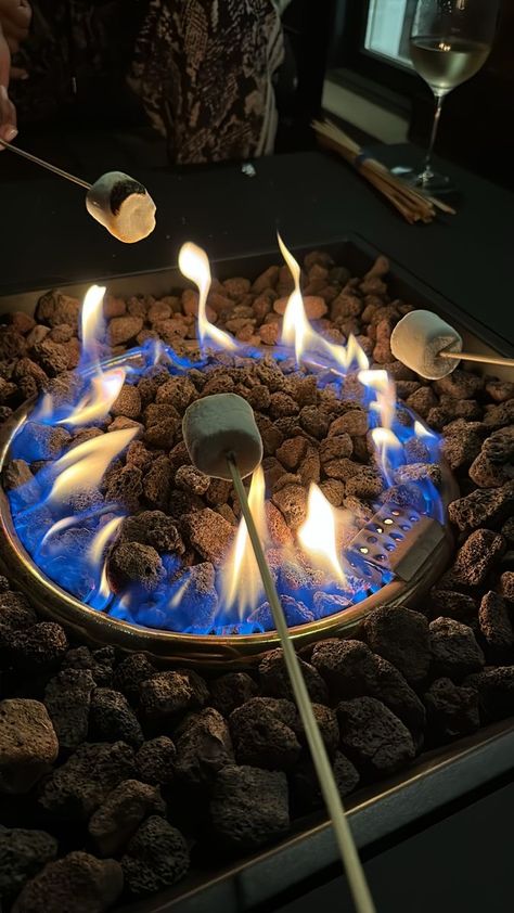 Roasting Smores Aesthetic, Roasted Marshmallow Aesthetic, Making Smores Aesthetic, Beach Birthday Aesthetic Night, Roasting Marshmallows Aesthetic, Bombfire Night, Roast Aesthetic, S’mores Aesthetic, Midnight Activities