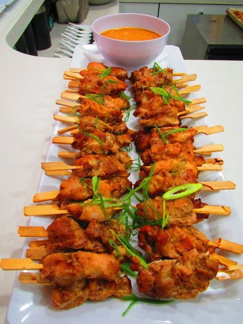 Chicken Satay Skewers with Peanut Dipping Sauce #canapes Satay Skewers, Chicken Satay Skewers, Peanut Dipping Sauce, Chicken Satay, Vegetarian Snacks, Chicken Skewers, Snacks Für Party, Finger Food Appetizers, Buffet Food