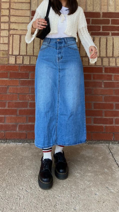 Flowy Denim Skirt Outfit, How To Style A Long Jean Skirt, Denim Midi Skirt Outfits, Denim Dress Winter Outfit, Funk Outfit, Jean Skirt Outfits Fall, Jeans Maxi Skirt, Denim Dress Winter, Librarian Core