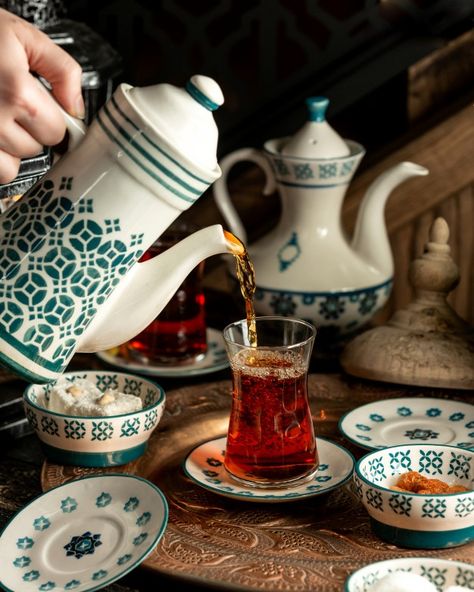 Turkish Bagel, Tea Preparation, Turkish Tea Cups, Pomegranate Tea, Ahmad Tea, Ramadan Desserts, Turkish Baklava, Tea Breakfast, Turkish Restaurant