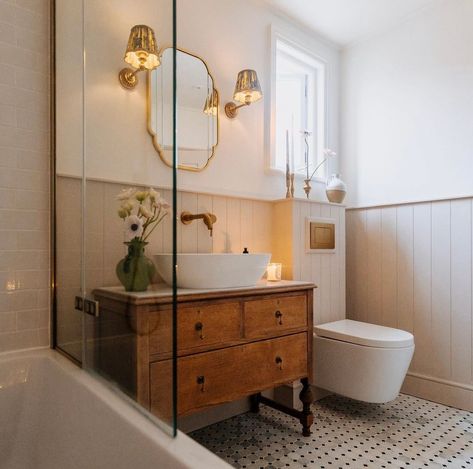 Small Bathroom With Fireplace, Small Historic Bathroom Remodel, Bathroom Modern Vintage, Small Renovated Bathroom, Antique Inspired Bathroom, Mcm Spanish Home, Old House Bathroom Ideas, London Townhouse Bathroom, Neutral Bathroom Wall Colors