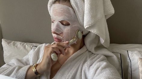 Self Care Aesthetic, Girl Therapy, Face Mask Aesthetic, Slow Morning, Mask Aesthetic, Morning Skincare, Care Aesthetic, Skincare Essentials, Vogue Beauty