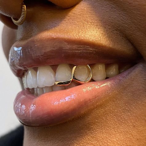 Gold Tooth Jewellery, Tooth Gems Grill, Grills And Tooth Gems, Grills Black Women Aesthetic, Window Grills Teeth, Gold Teeth Gems, Gold Grills Black Women, Two Teeth Grill, Grills On Girls