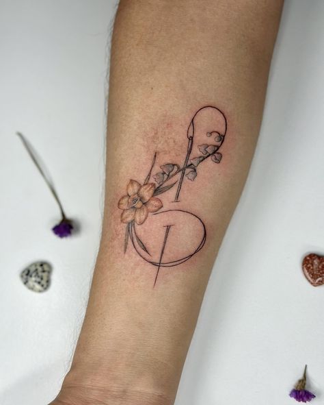 Light Line Tattoo, Thread And Needle Tattoo, Thread Tattoo Ideas, Needle And Thread Tattoo, Mom Of 3 Tattoo Ideas, Thread Tattoo, Fine Line Tattoo Ideas, Grandma Tattoos, Grey Studio