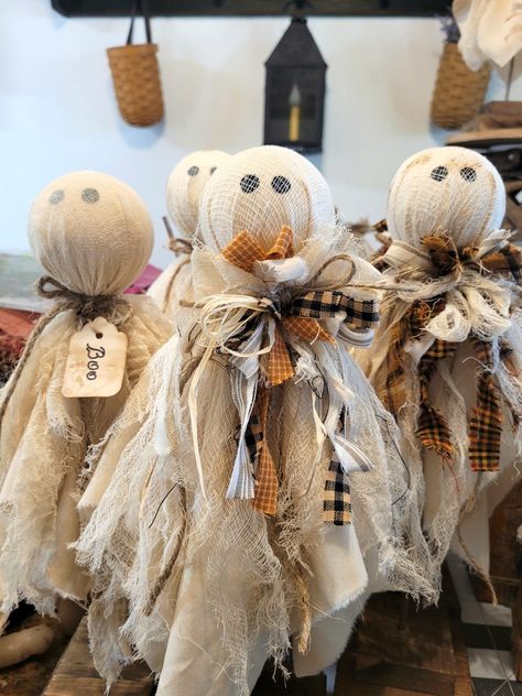 Ghosts Made From Cheese Cloth, Primitive Ghost Diy, Primitive Witch Doll, Diy Fall And Halloween Decor, Primitive Halloween Diy, Fall Assemblage, Country Halloween Decor, Vintage Halloween Crafts, Autumn Decor Ideas