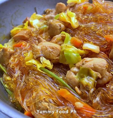 This chicken pancit sotanghon guisado recipe uses bite-sized chicken, with or without bone. It's a wonderful Filipino food recipe that's really easy to make. Pancit Sotanghon Recipe, Pinoy Recipes Easy, Pancit Guisado Recipe, Pancit Sotanghon Guisado, Chicken Pancit Recipe Filipino, Chicken Guisado, Sotanghon Guisado Recipe, Pancit Recipe Filipino, Sotanghon Recipe