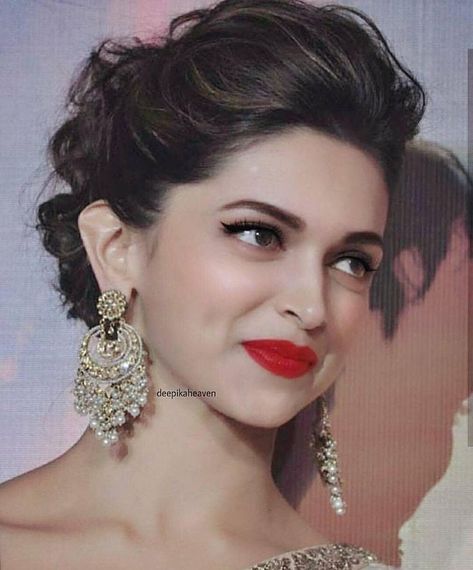 Deepika Hairstyles, Deepika Padukone Hair, Ceo Motivation, Hair Styels, Deepika Padukone Style, Seo Business, Bridal Hair Buns, Indian Wedding Hairstyles, Bollywood Hairstyles