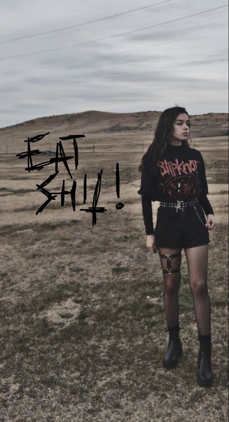 Metal Girlfriend Outfit, Metal Female Outfit, Mosh Pit Outfit Ideas, Metal Band Concert Outfit, Metal Grunge Outfits, Outfits For Metal Concert, Metalhead Winter Outfit, Metal Looks For Women, Goth Band Tee Outfit