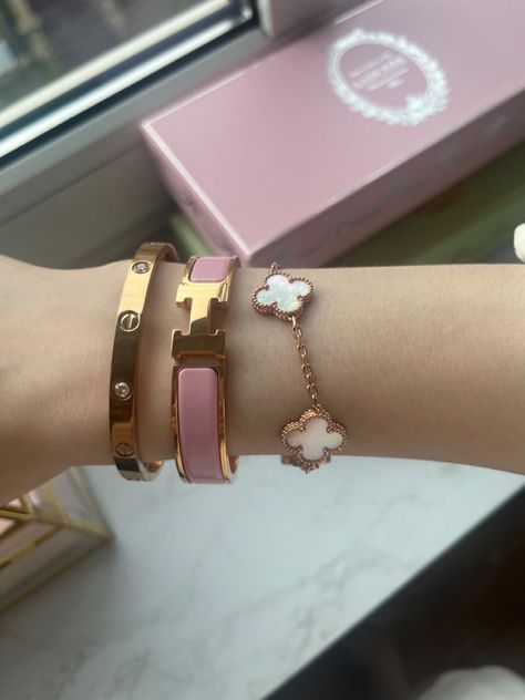 Hermes And Van Cleef Bracelet, Rose Gold Love Bracelet Cartier, Luxury Bracelets Women, Gold Hermes Bracelet, Rose Gold Van Cleef, Rose Gold Jewelry Aesthetic, Hermes Bracelet Stack, Gold Cartier Bracelet, Rose Gold Cartier