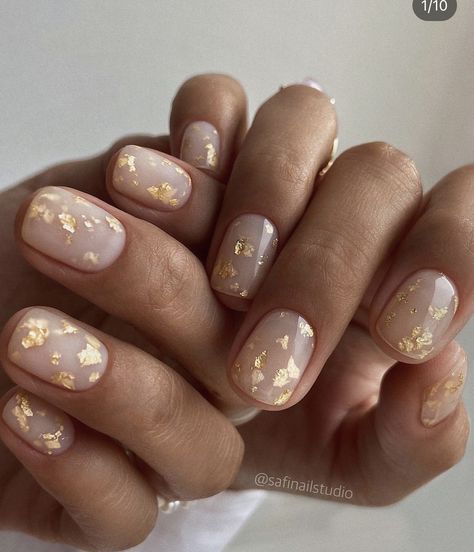 Natural Nails With Gold Flakes, Gold Flakes On Nails, White With Gold Flakes Nails, Gold Flake Nails Short, Subtle Gold Nails, Golden Flakes Nails, Minimalist Holiday Nails, Gold Detail Nails, Gold Foil Nail Art