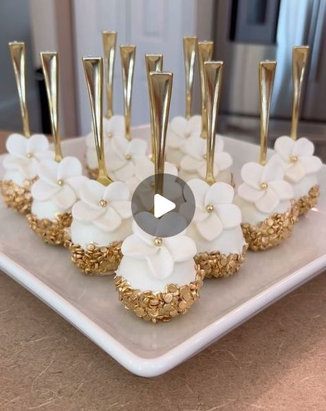 Cake Pop Wedding Ideas, Fancy Cake Pops Ideas, New Year Desserts Ideas, Cakepops Ideas Decoration, Cake Pops Graduation, Fancy Cake Pops, Cake Pops Ideas, Cake Pop Ideas, Elegant Cake Pops