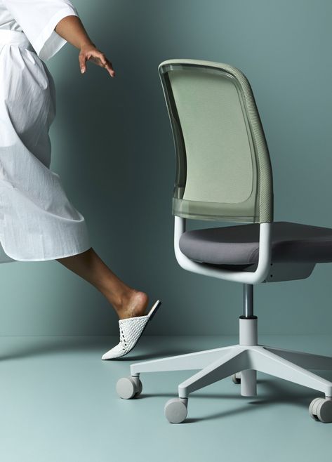 Formway Design creates customisable Denn Chair from recycled plastic Ergonomic Office Furniture, Modern Workplace, Light Chair, Modern Workspace, House Design Exterior, Workplace Design, Ergonomic Office, Ergonomic Office Chair, Plastic Chair