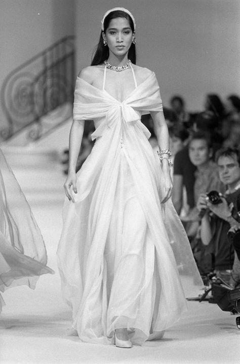 Karl Lagerfeld Fendi, Princess Dress Patterns, Karl Lagerfeld Fashion, Jerry Hall, Runway Gowns, Chanel Runway, 90s Runway Fashion, Runway Fashion Couture, Chanel Couture