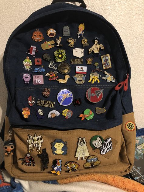 Backbags For College, Backpack With Pins And Patches, Backpack With Pins Aesthetic, Pin Bags Ideas, Backpacks With Pins, Pins On Backpack Aesthetic, Pins On Bag, Patches On Backpack, Bookbag Aesthetic