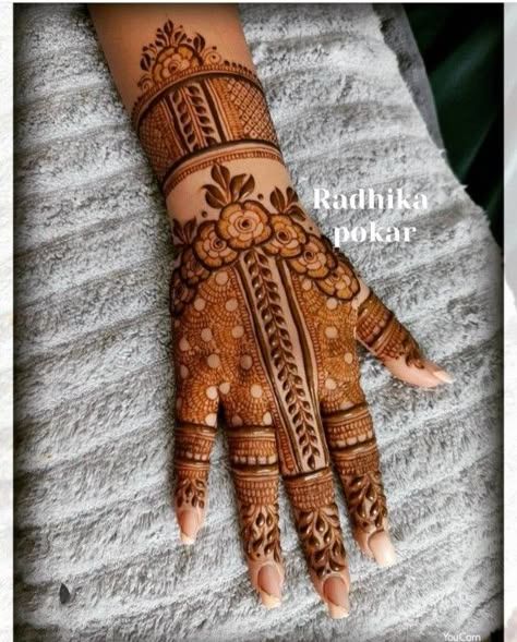 Simple Trendy Mehendi Designs, Back Indian Mehndi Designs, Heena Mehendi Designs Back Hand Simple, Barwa Mehendi Design, Patch Work Mehendi Design, Mehendi Back Designs For Hands, Full Hand Arebic Mehandi Design, Back Hand Mehndi Designs Unique, Mehandi For Back Hands