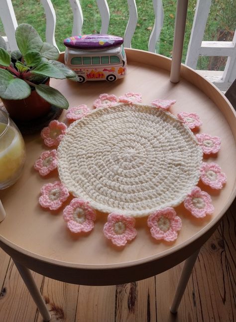 Pattern : crochet with mahum Crochet Prayer Mat, Crochet With Mahum, Crochet Keyboard Mat, Flower Places, Flower Table, Crochet Things, Table Flowers, Table Mat, Crochet Flower