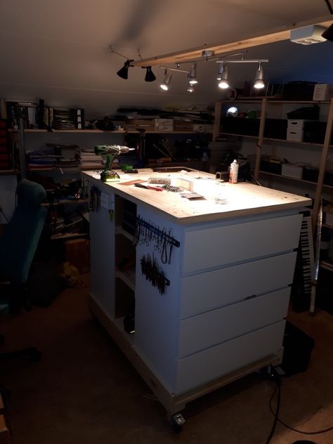 A movable workbench for the workshop or craft room - IKEA Hackers Movable Workbench, Malm Hack, Ikea Drawers, Woodworking Saws, Woodworking Store, Workbench Plans, Ikea Malm, Ikea Hackers, Learn Woodworking