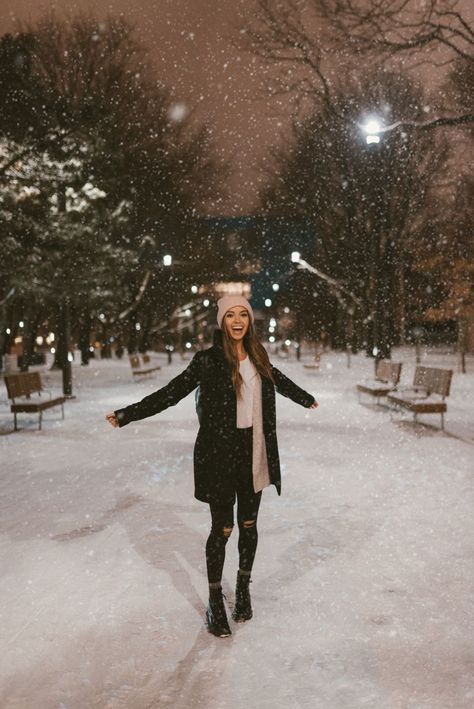 Winter in New York City ❄️🌃✨ #puravidabracelets #winter #winterwonderland #newyorkcity #newyork https://www.puravidabracelets.com/ Mode Au Ski, New York Winter Outfit, Dressy Winter, Winter Outfits Snow, Snow Photoshoot, Outfits Cold, New York Outfits, New York Winter, Winter Instagram