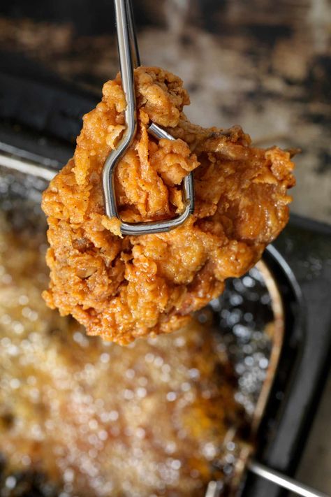 Electric Skillet Fried Chicken, Fried Chicken Recipe Deep Fryer, Deep Fryer Fried Chicken, How To Deep Fry Chicken, Fried Chicken In Deep Fryer, Deep Fried Chicken Recipe, How To Cook Fried Chicken, Deep Fry Chicken Breast, Black People Fried Chicken