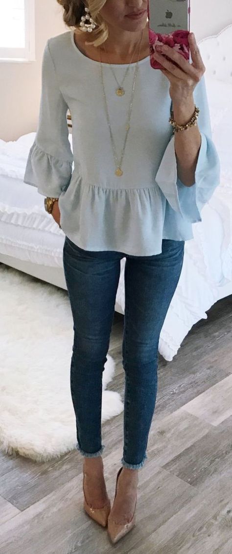 10 Easter Outfit Ideas To Wear This Year - Society19 Minimalist Glam, Áo Blu, Simple Spring Outfits, Worship Team, Blue Outfits, Classy Dresses, Outfit Chic, Outfit Jeans, Mode Casual