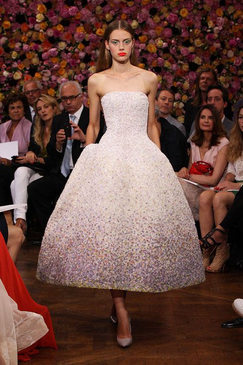 Miss Dior is celebrated with a new exhibition at the Grand Palais in Paris Dior Wedding Dresses, White Organza Dress, Haute Couture Wedding Dress, Ellie Saab, Collection Couture, Dior Dress, Christian Dior Haute Couture, Dior Haute Couture, Christian Dior Couture