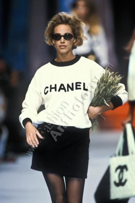 Coco Chanel Fashion, Chanel Runway, 90s Runway Fashion, Runway Fashion Couture, Original Supermodels, Mode Chanel, Chanel Couture, Christy Turlington, Chanel Fashion