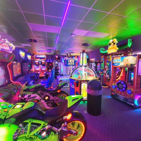 W day of going to the arcade and seeing crocodiles In Home Arcade Game Rooms, Arcade Room In House, Home Arcade Room, Arcade Background, Indoor Arcade, Place Reference, 90s Arcade, Arcade Aesthetic, Home Arcade