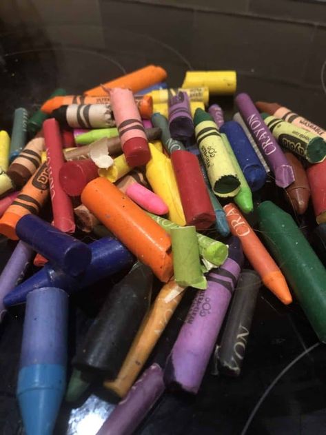 how to reuse broken crayons Name Crayons, Easy Upcycle, Tapas Dishes, Broken Crayons, Wax Crayons, Baby Lotion, Trash To Treasure, My Bedroom, Upcycle Projects