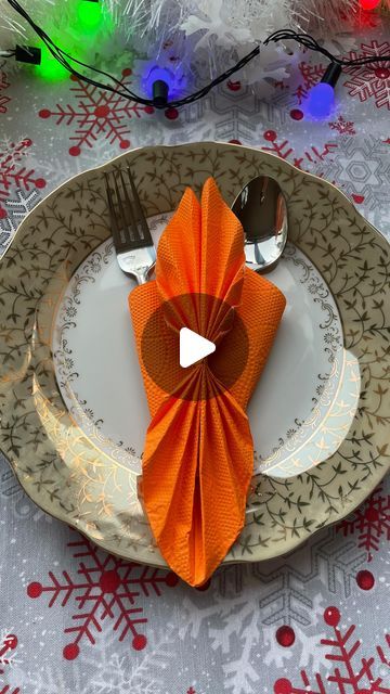 𝐌𝐢𝐧𝐢𝐂𝐨𝐨𝐤 𝐚𝐧𝐝 𝐌𝐨𝐦 on Instagram: "❌Oxiridagi usulni aniq ko'rmagansiz hech qayerda‼️" Wrapping Cutlery In Paper Napkins, Napkin Folding Ideas With Silverware, How To Fold Napkins Fancy, Napkin Folding Ideas With Rings, Diy Paper Napkin Folding, Table Napkin Folding, Paper Napkin Folding Ideas, Napkin Decoration, Thanksgiving Napkin Folds