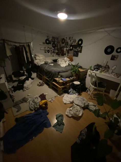 Messy Basement Aesthetic, 0.5 Room Pictures, Messy College Dorm Aesthetic, Messy Apartment Aesthetic Grunge, Grunge Room Messy, Messy Dorm Room Aesthetic, Room Mates Aesthetic, Messy Room Ideas, Gross Bedroom