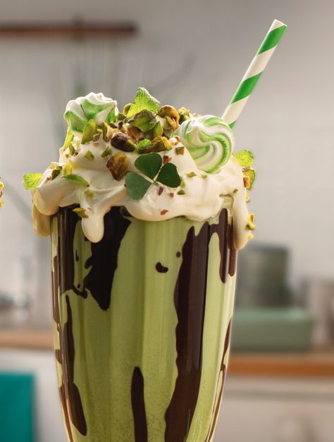 St. Patrick’s Day Milkshake Recipe | Baileys US Alcoholic Shakes, Angel Desserts, Bailey Recipes, Baileys Ice Cream, Irish Cocktails, Mint Milkshake, Chocolate Museum, Easter Egg Filling, Baileys Original Irish Cream